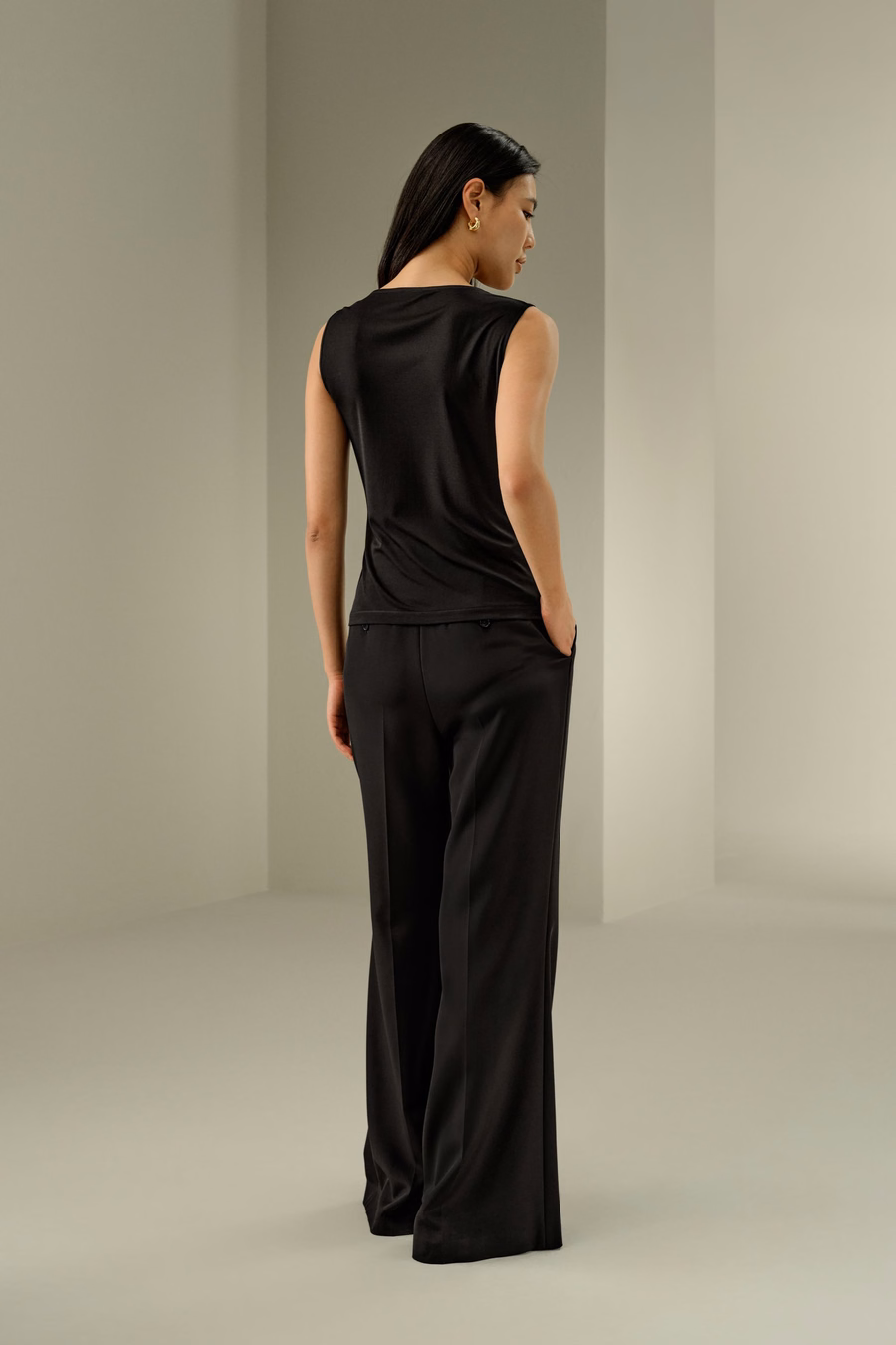 Top senza maniche con collo a cowl in Seta Jersey