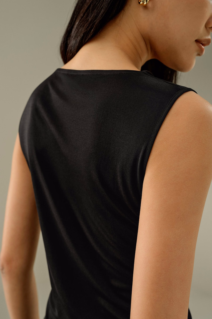 Top senza maniche con collo a cowl in Seta Jersey