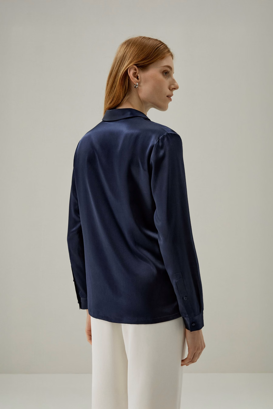 Classica camicia in seta con bottoni perla