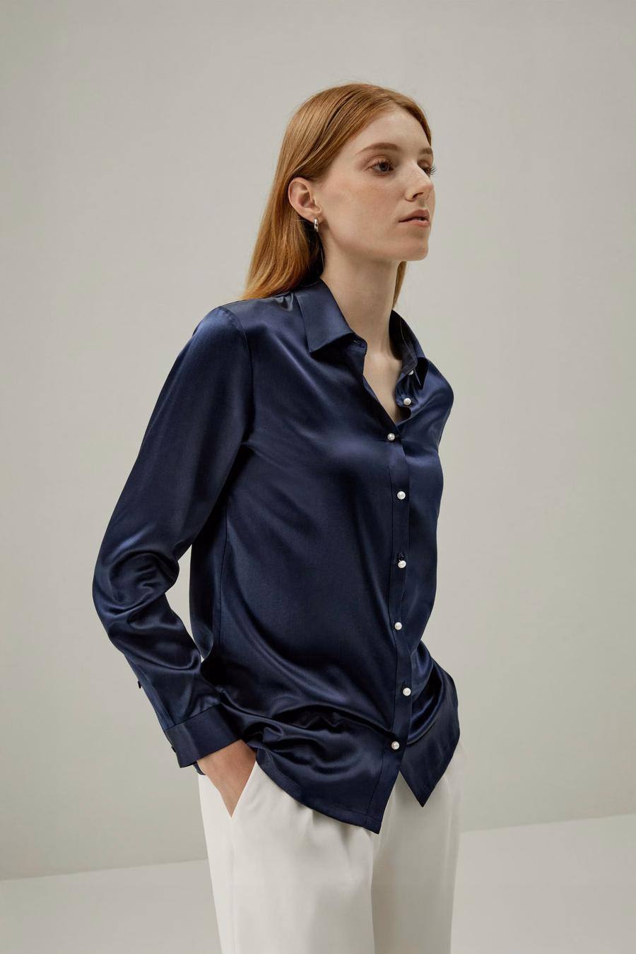 Classica camicia in seta con bottoni perla