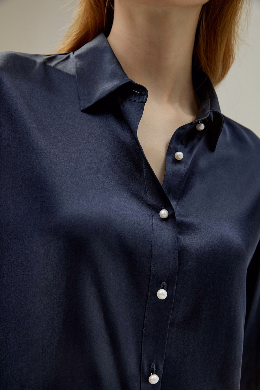 Classica camicia in seta con bottoni perla