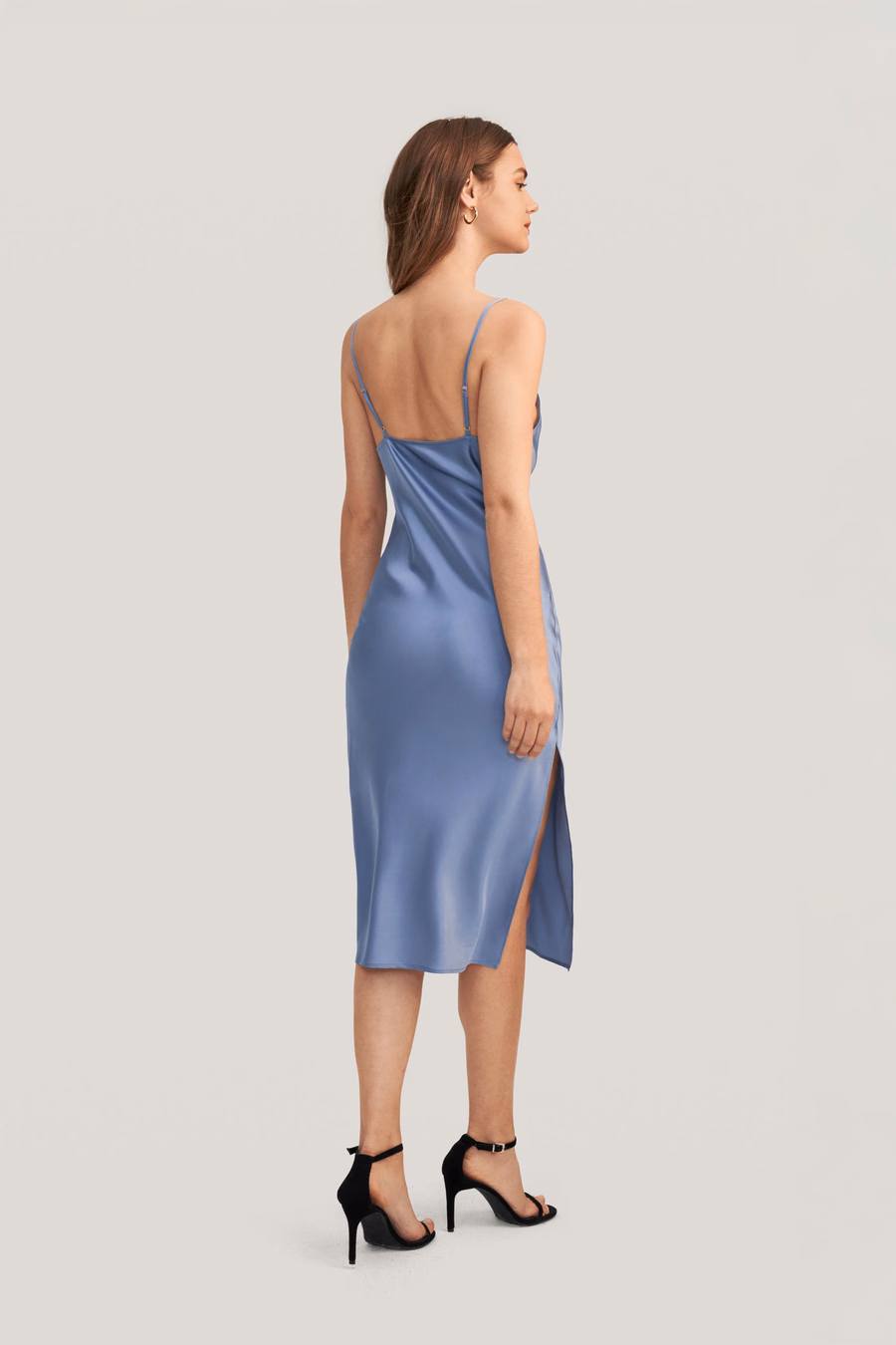 Abito in seta con collo a cowl elegante e seducente