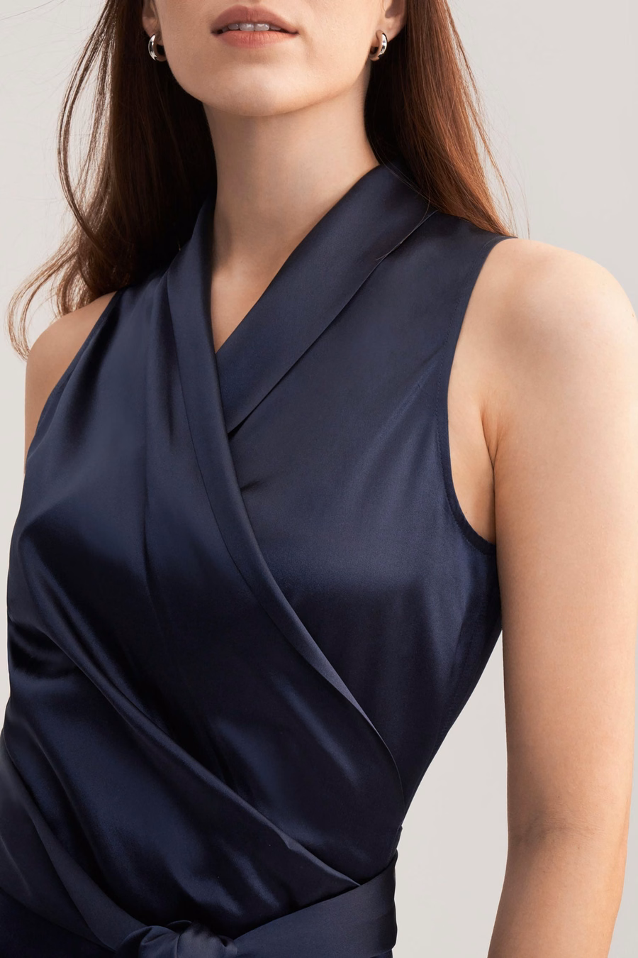 Blusa elegante in seta avvolgente per donne