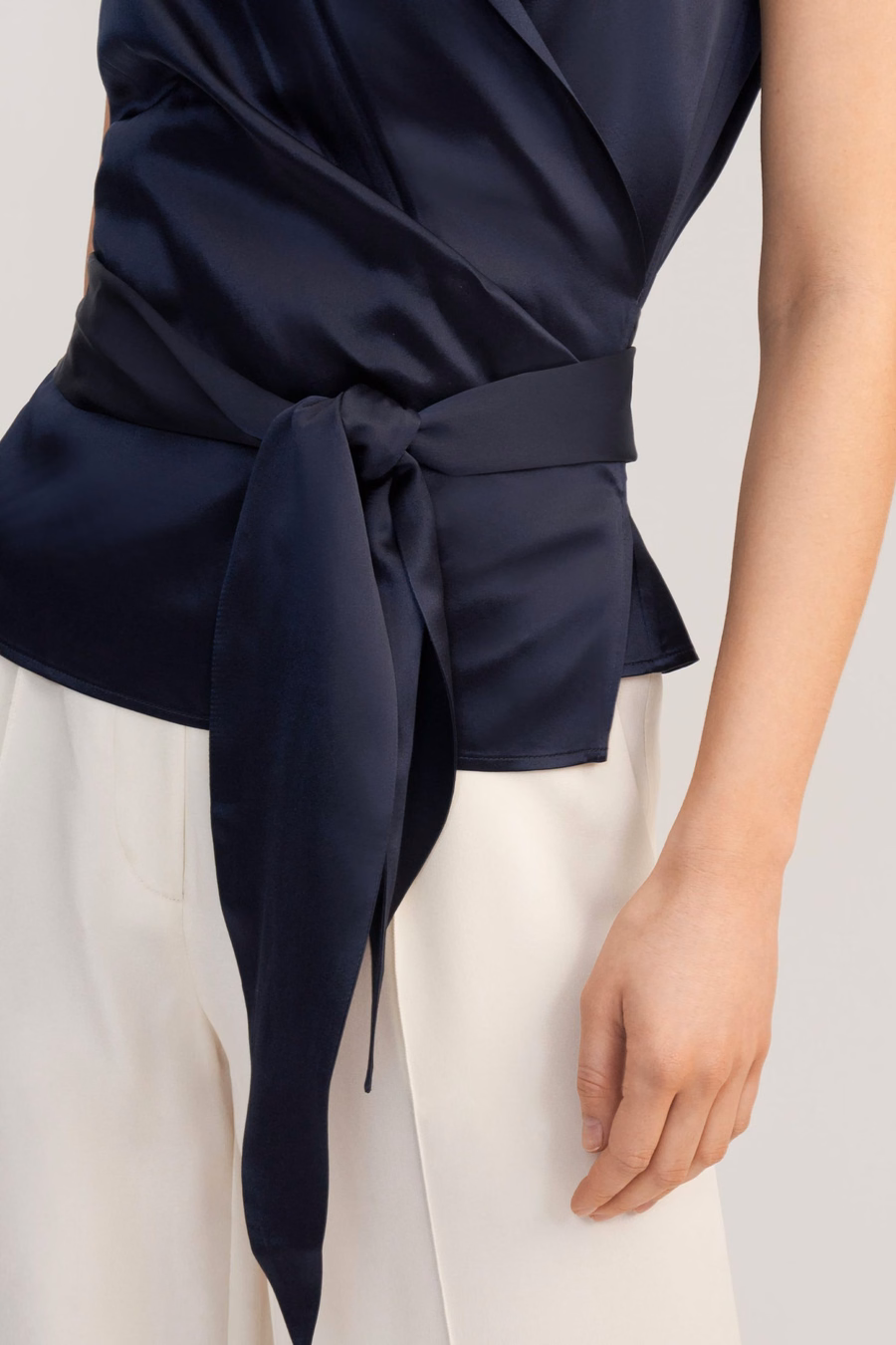 Blusa elegante in seta avvolgente per donne