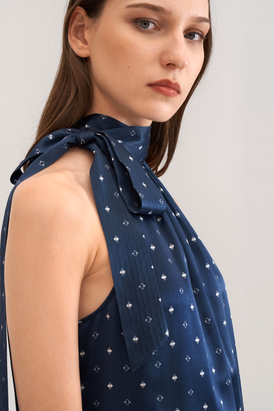 Camiseta in seta con scollo all'americana