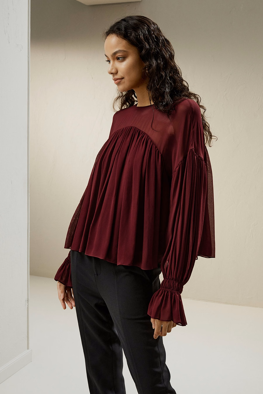 Camicia con spalle trasparenti e volant