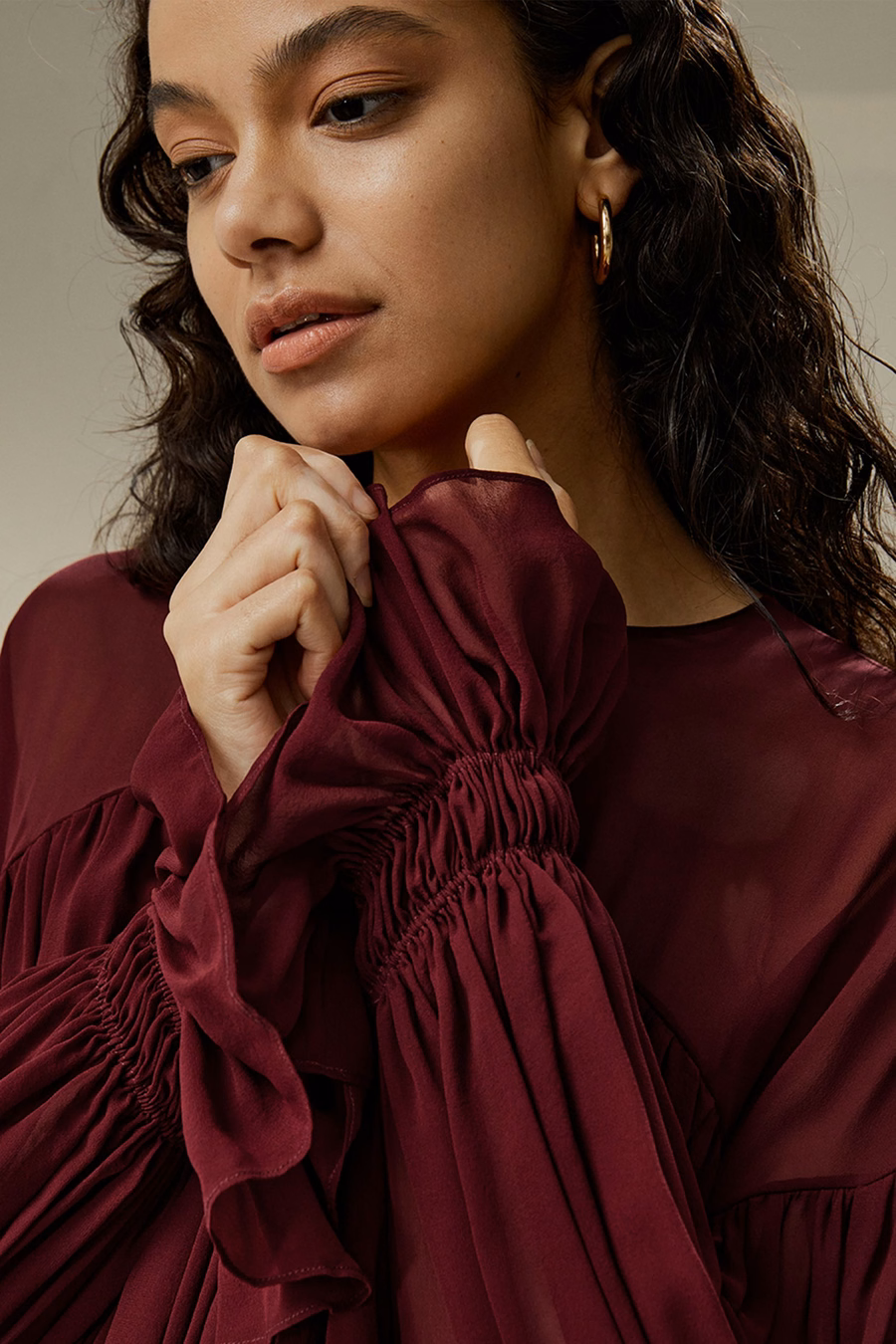 Camicia con spalle trasparenti e volant