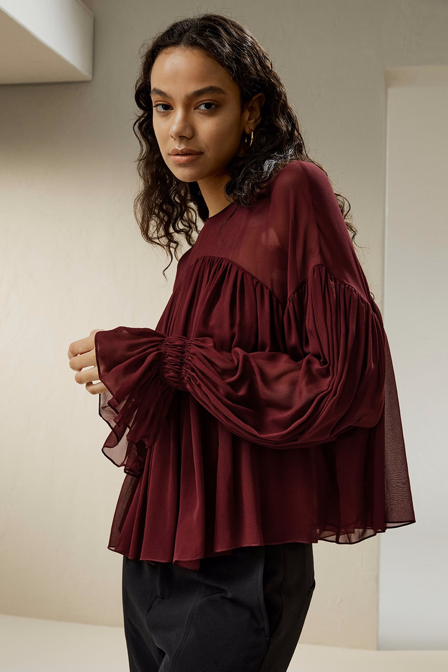 Camicia con spalle trasparenti e volant