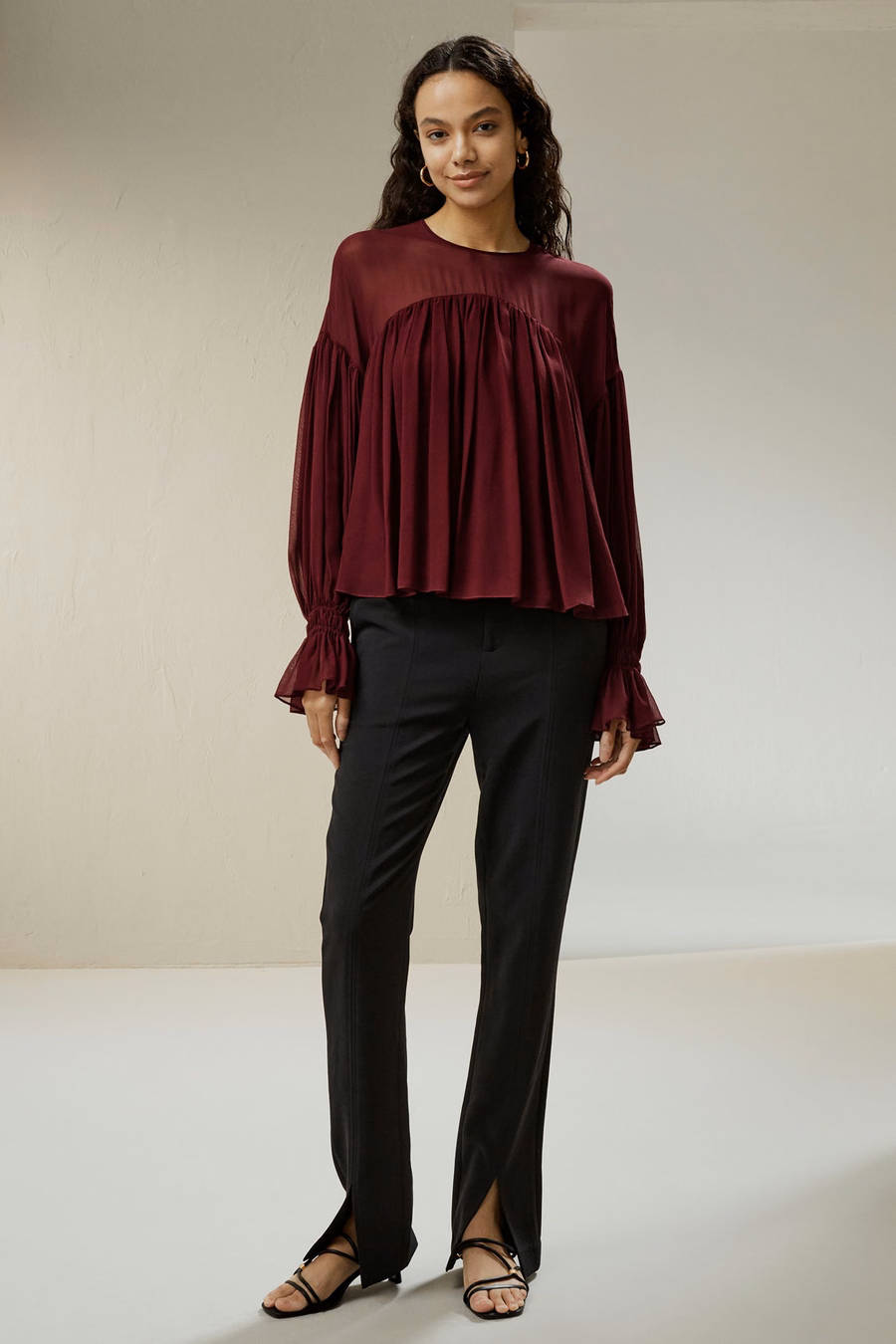 Camicia con spalle trasparenti e volant