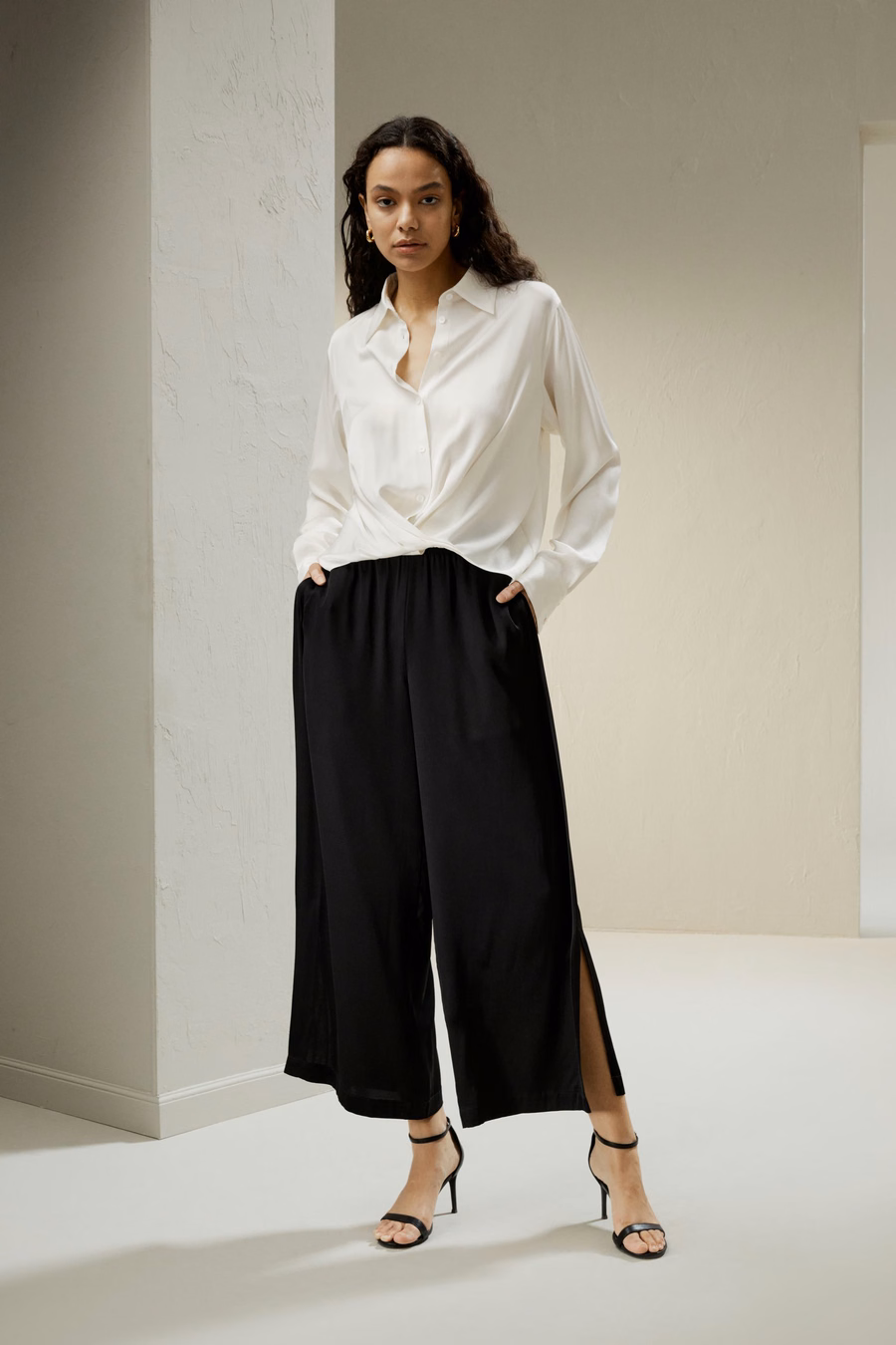 Blusa in seta con pieghe sul orlo