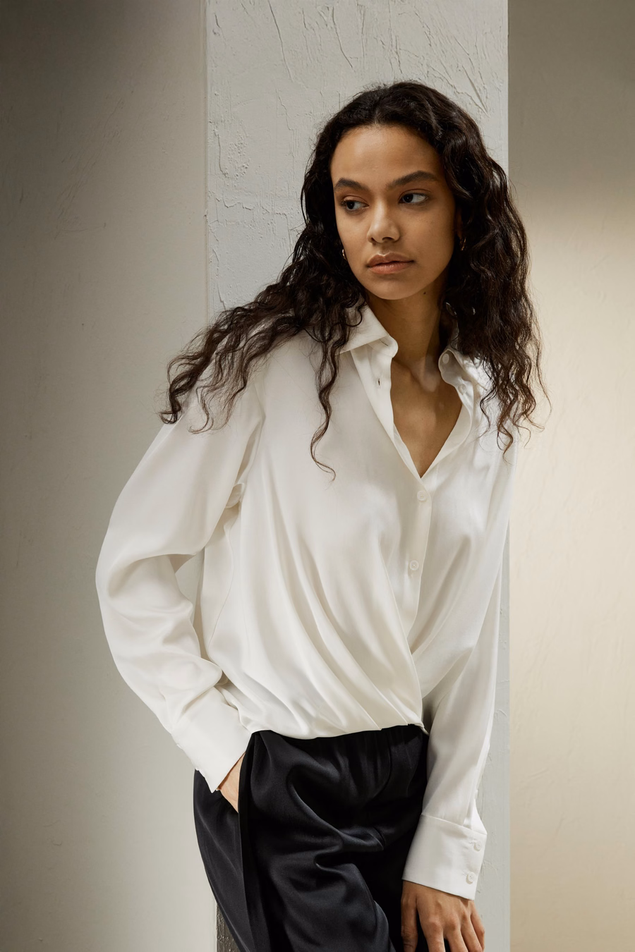 Blusa in seta con pieghe sul orlo