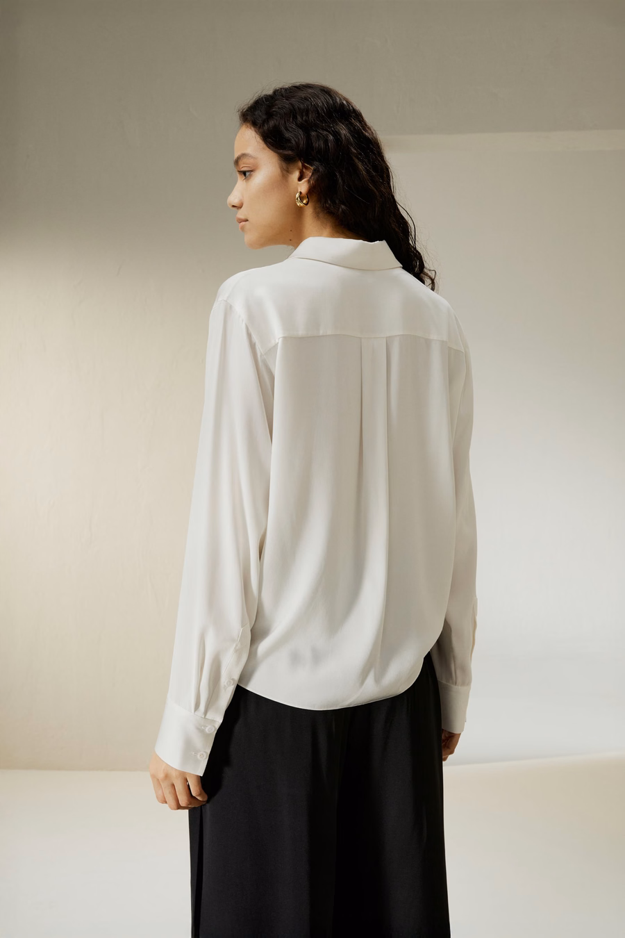 Blusa in seta con pieghe sul orlo