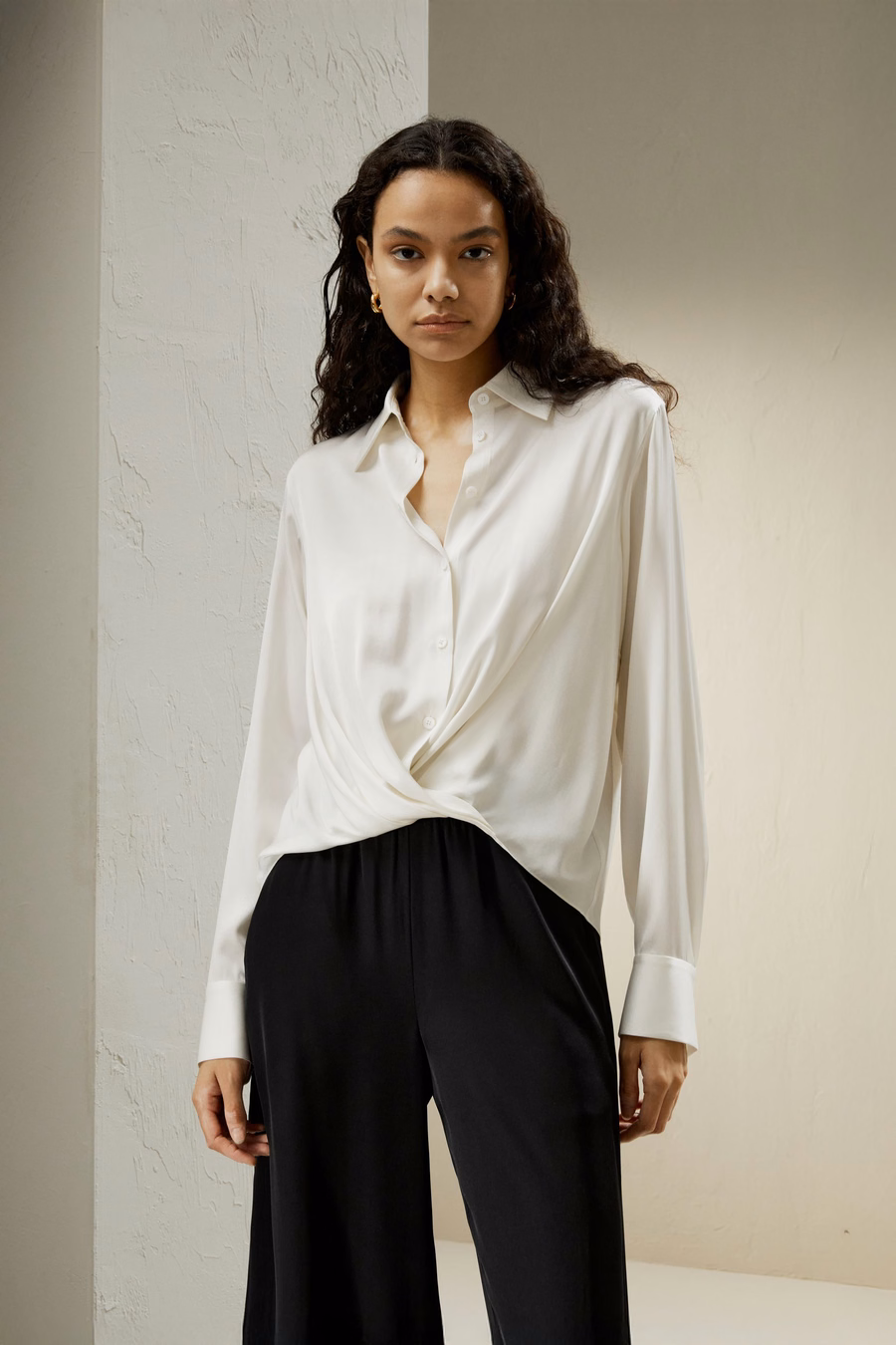 Blusa in seta con pieghe sul orlo