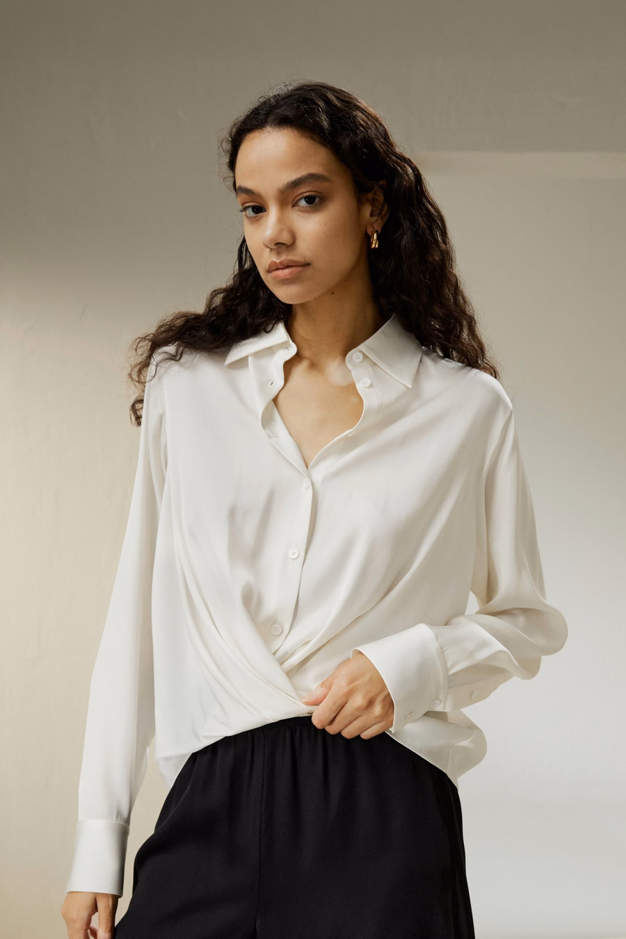 Blusa in seta con pieghe sul orlo
