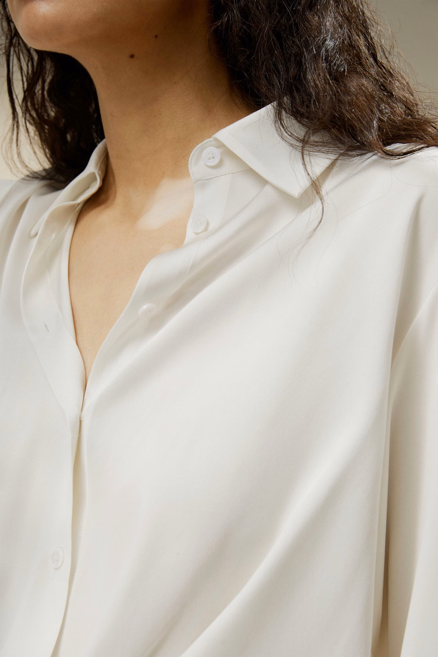 Blusa in seta con pieghe sul orlo