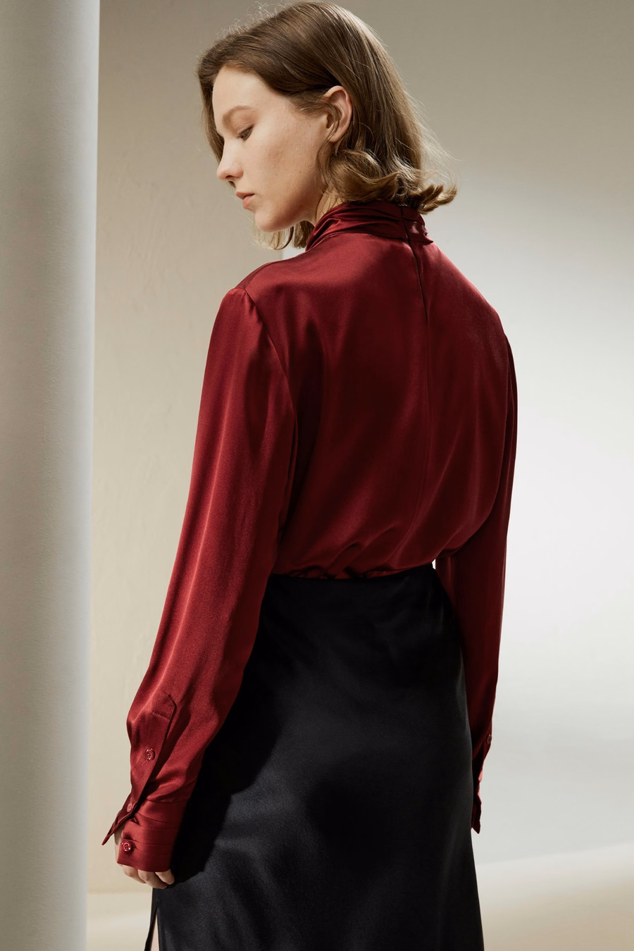 Camicia con pieghe decorate asimmetriche