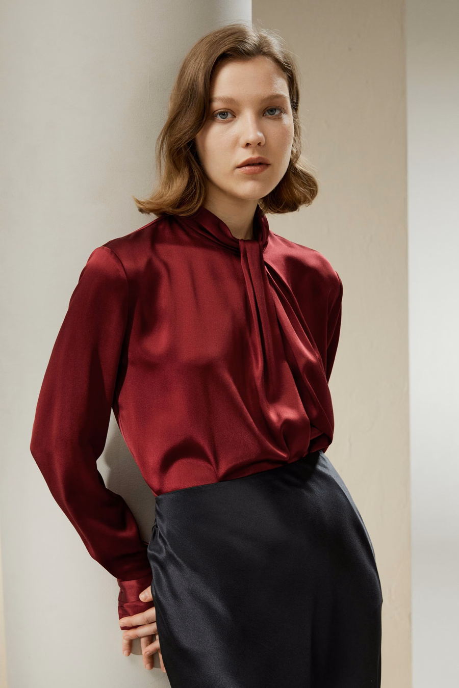 Camicia con pieghe decorate asimmetriche