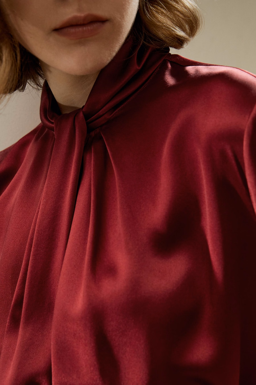 Camicia con pieghe decorate asimmetriche