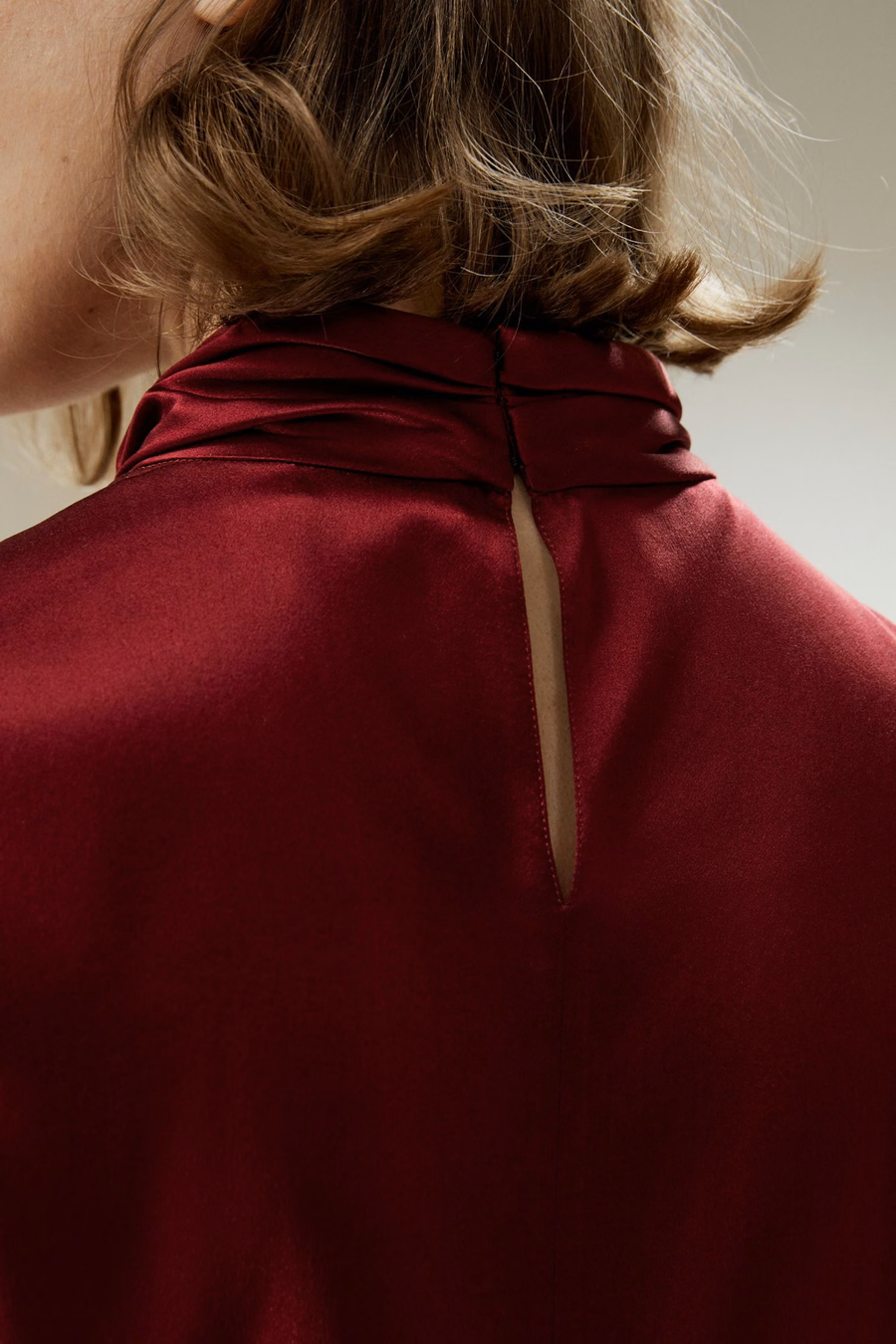 Camicia con pieghe decorate asimmetriche