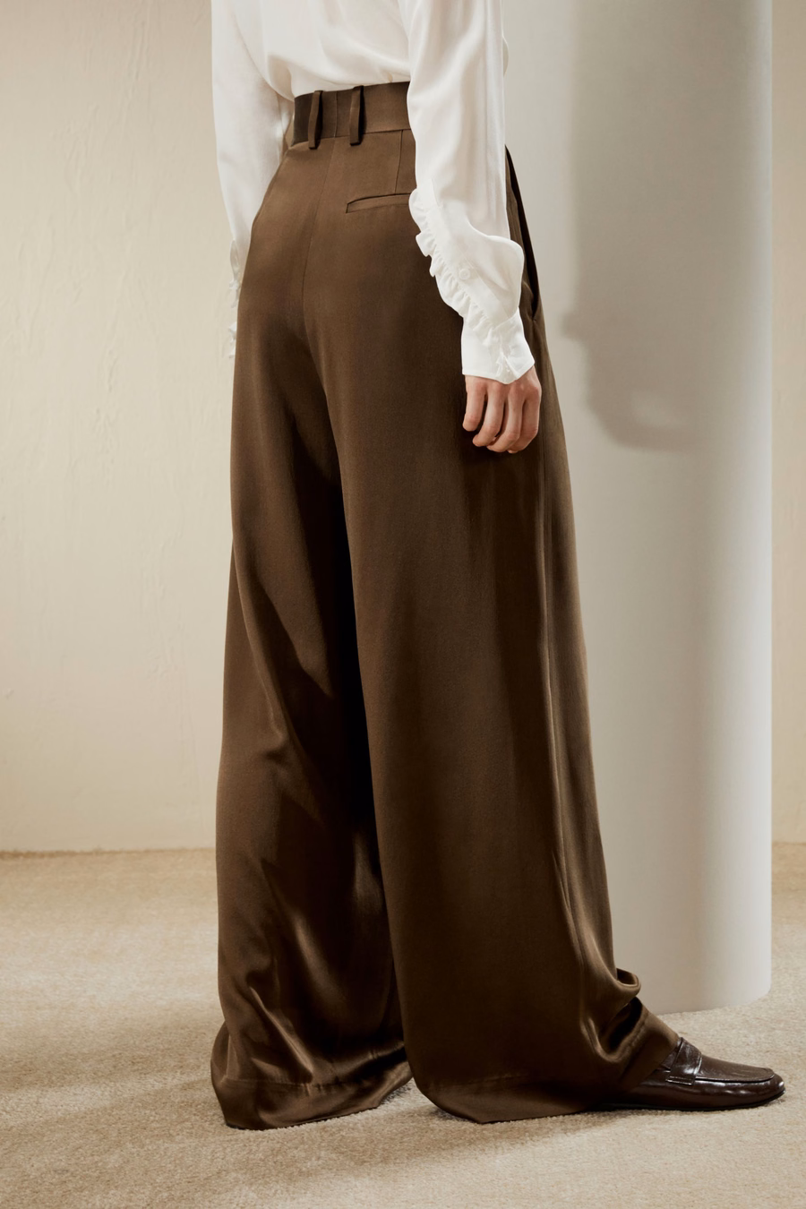 Pantaloni in seta densa a vita alta e gamba larga