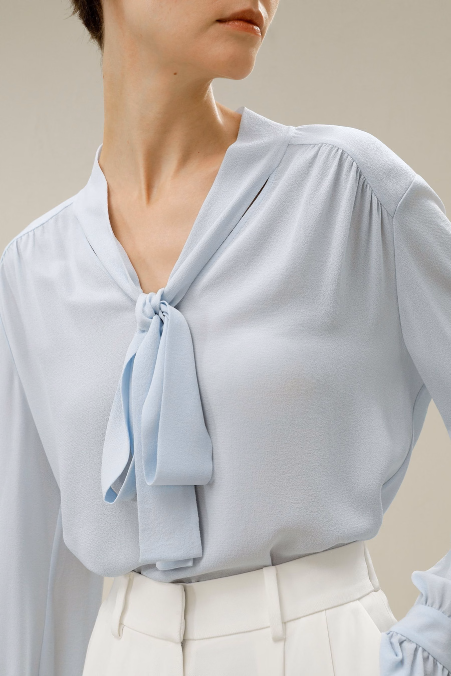 Blusa in seta con scollatura a V e nastro