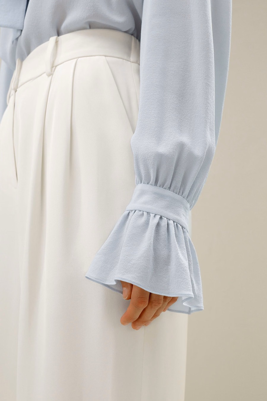 Blusa in seta con scollatura a V e nastro