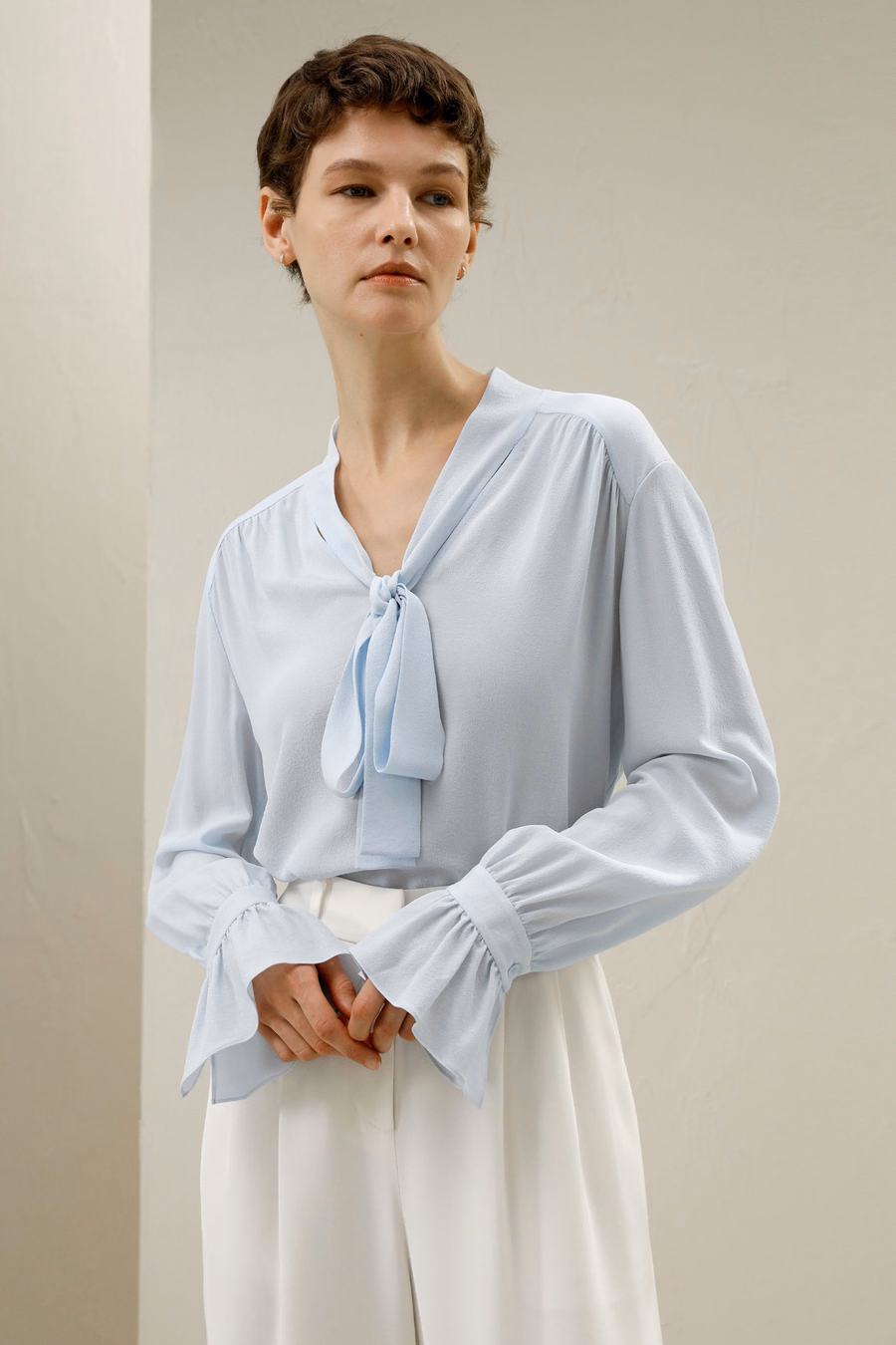 Blusa in seta con scollatura a V e nastro
