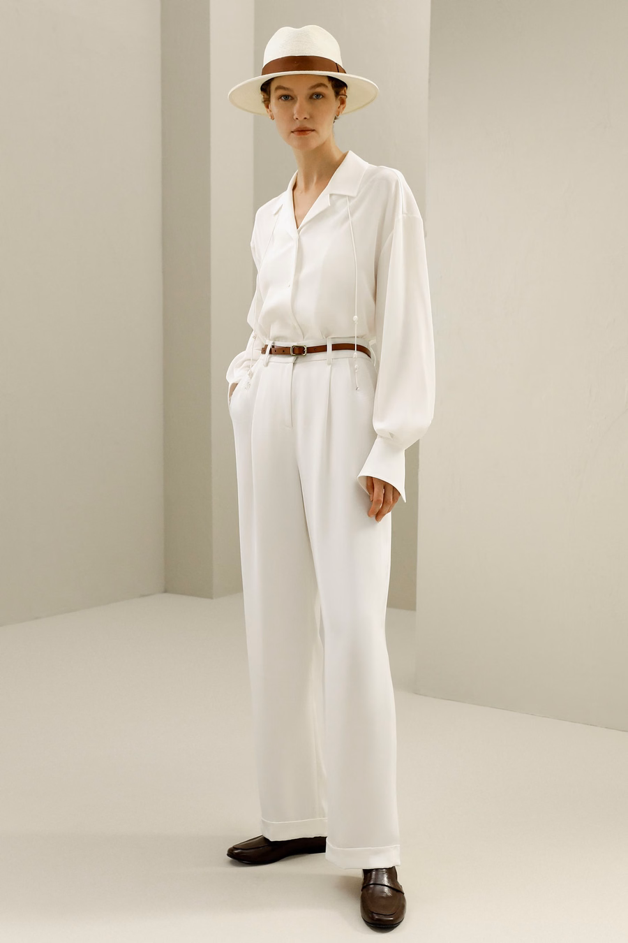 Blusa in seta con dettaglio a cravatta