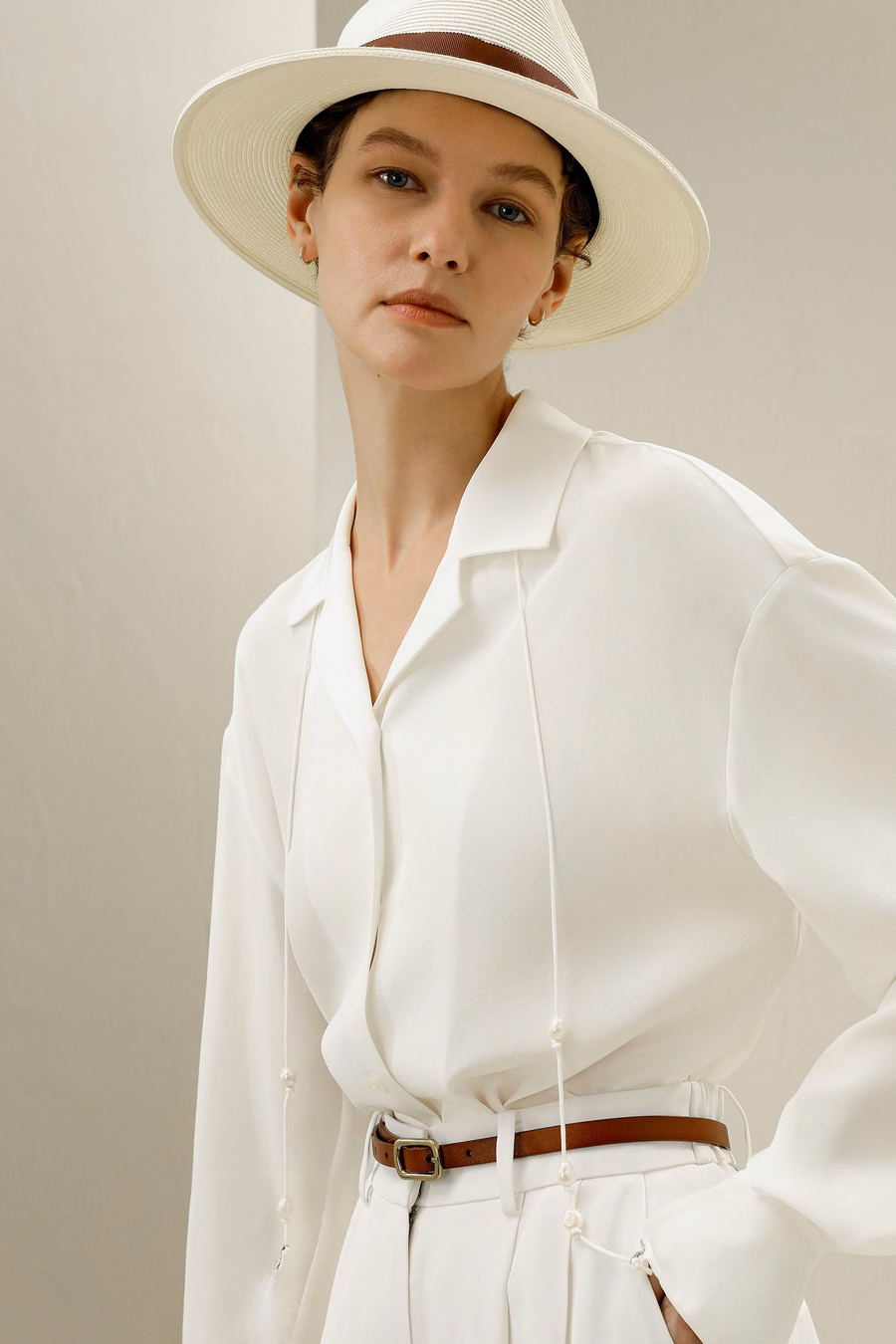 Blusa in seta con dettaglio a cravatta