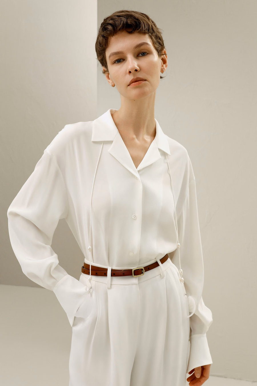 Blusa in seta con dettaglio a cravatta