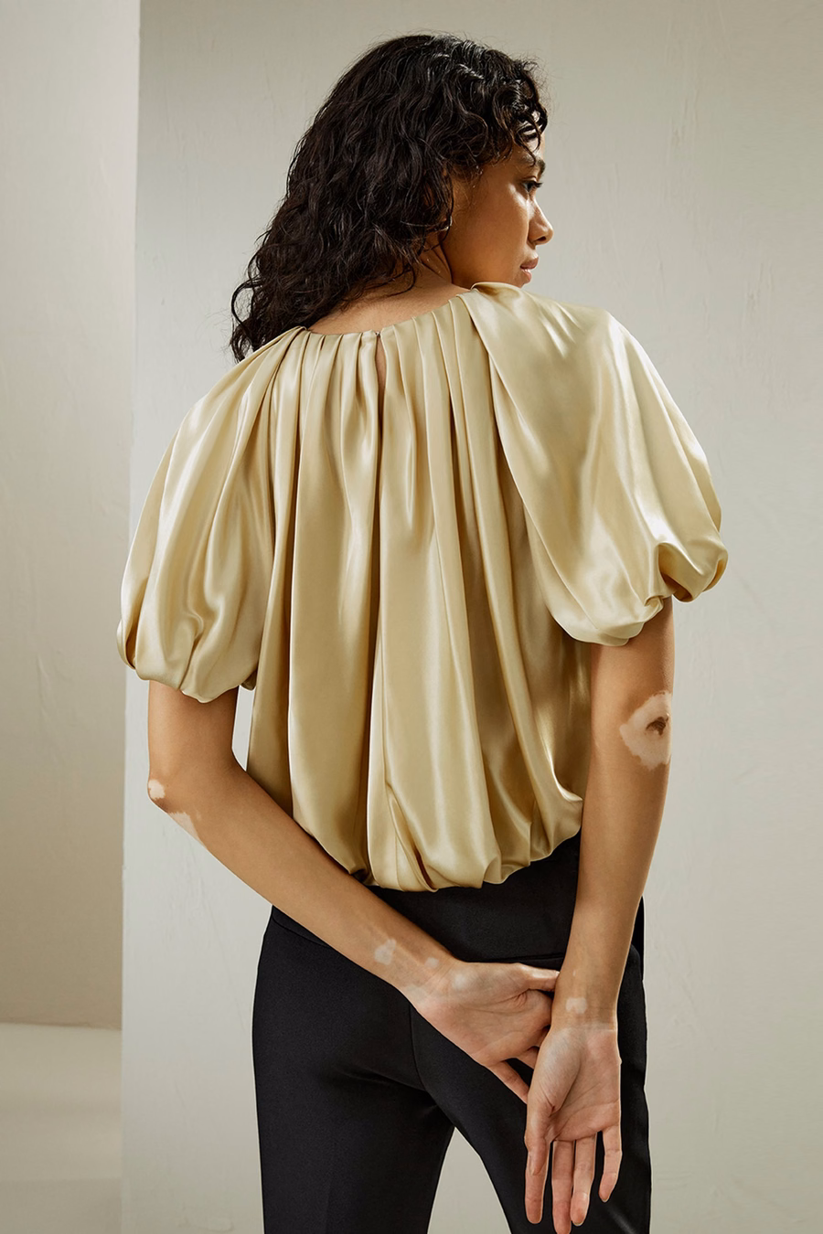 Top in seta Watershine con maniche a puff corte