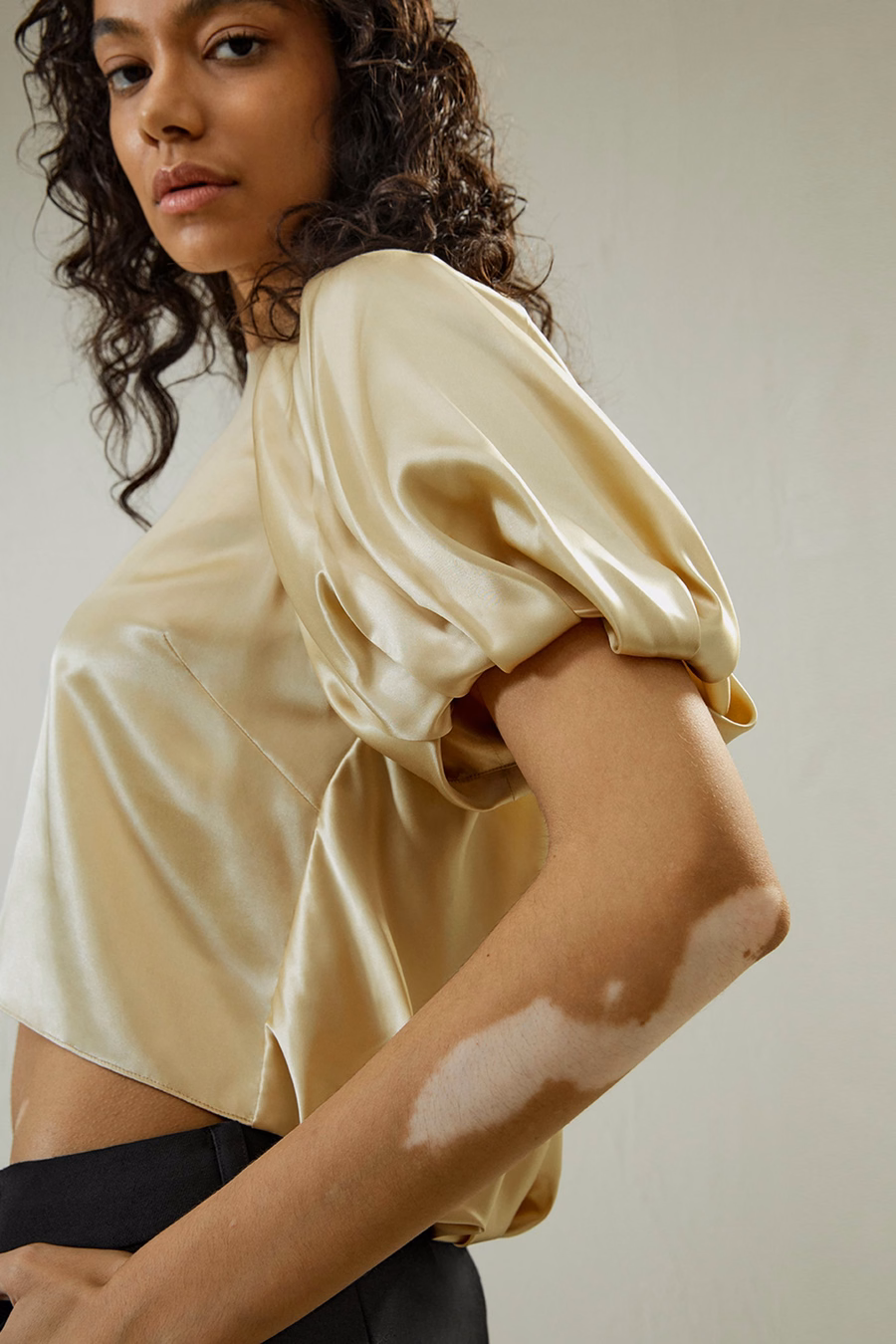 Top in seta Watershine con maniche a puff corte