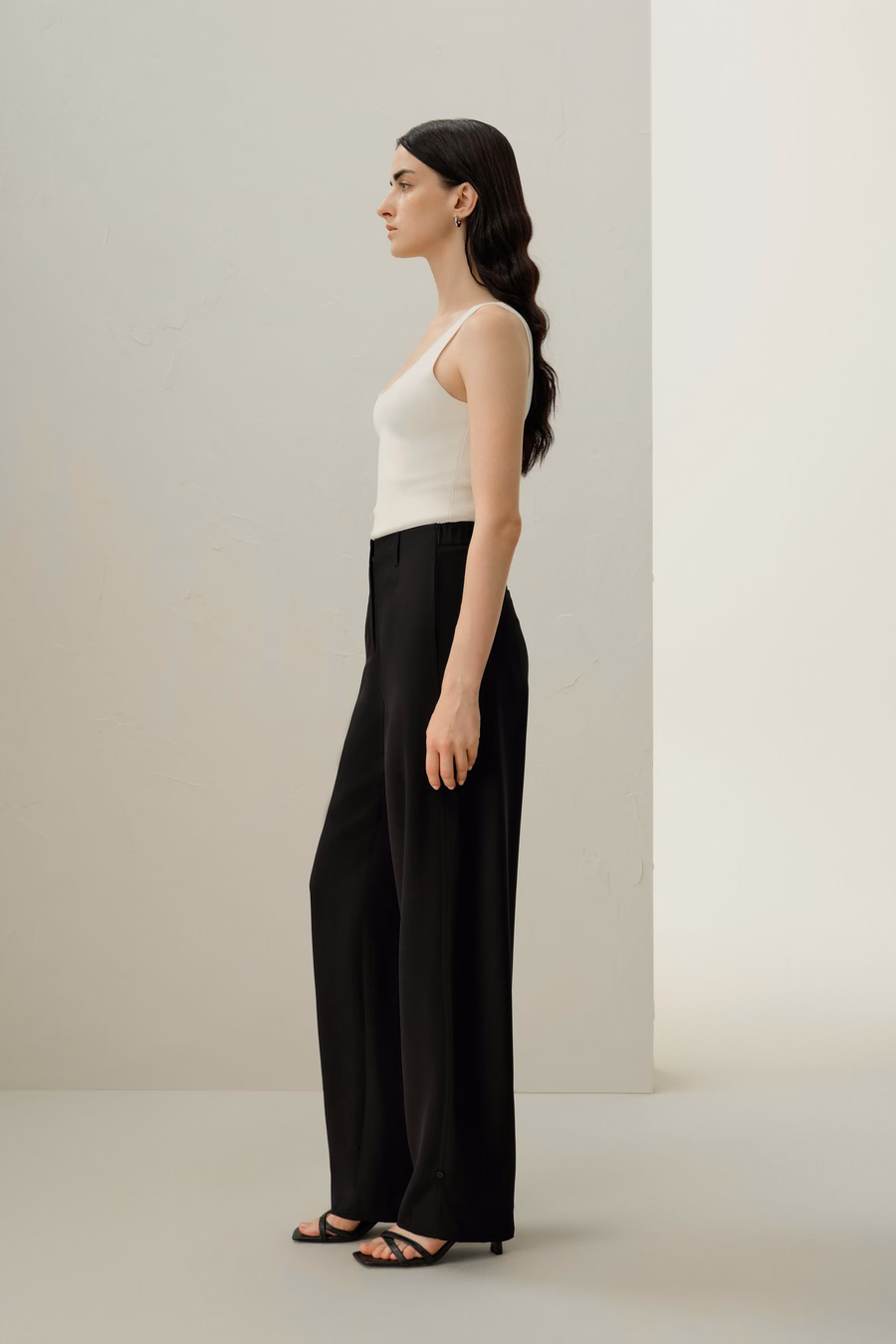 Pantaloni in crêpe di seta con cucitura curva