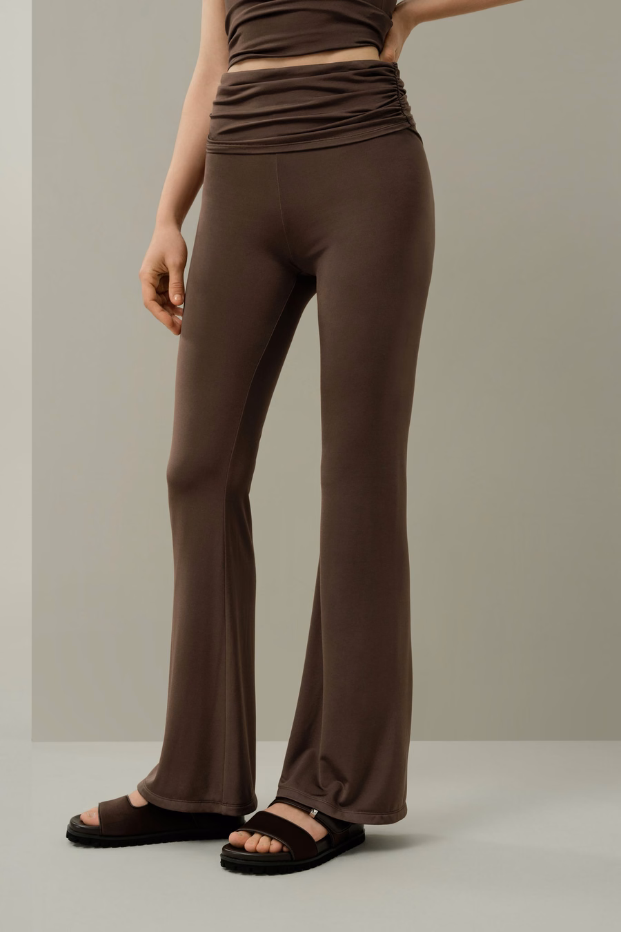 Pantaloni fluidi a flare in Jersey di Seta Breeze