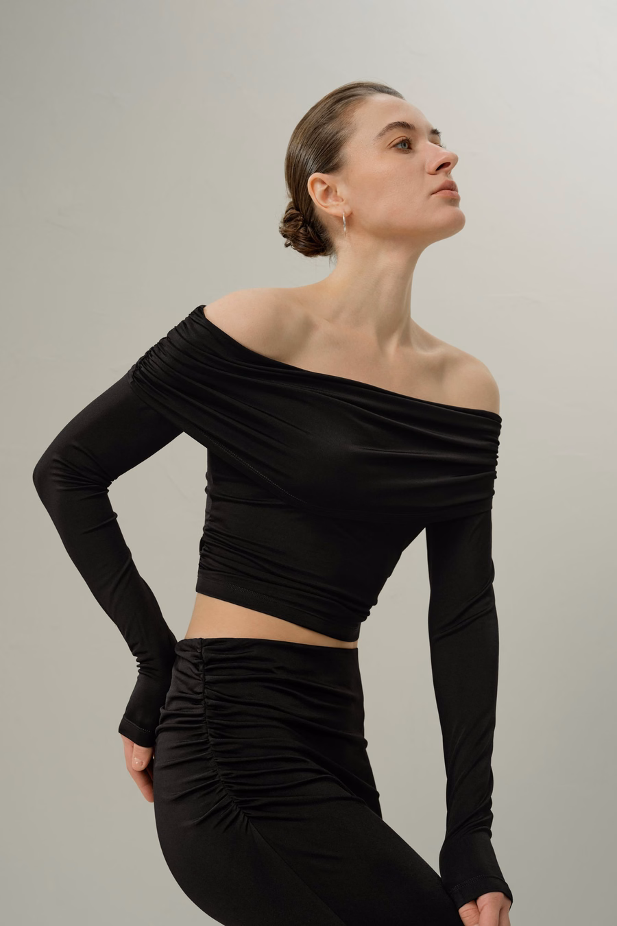 Maglietta a maniche lunghe off-shoulder in jersey di seta Breeze