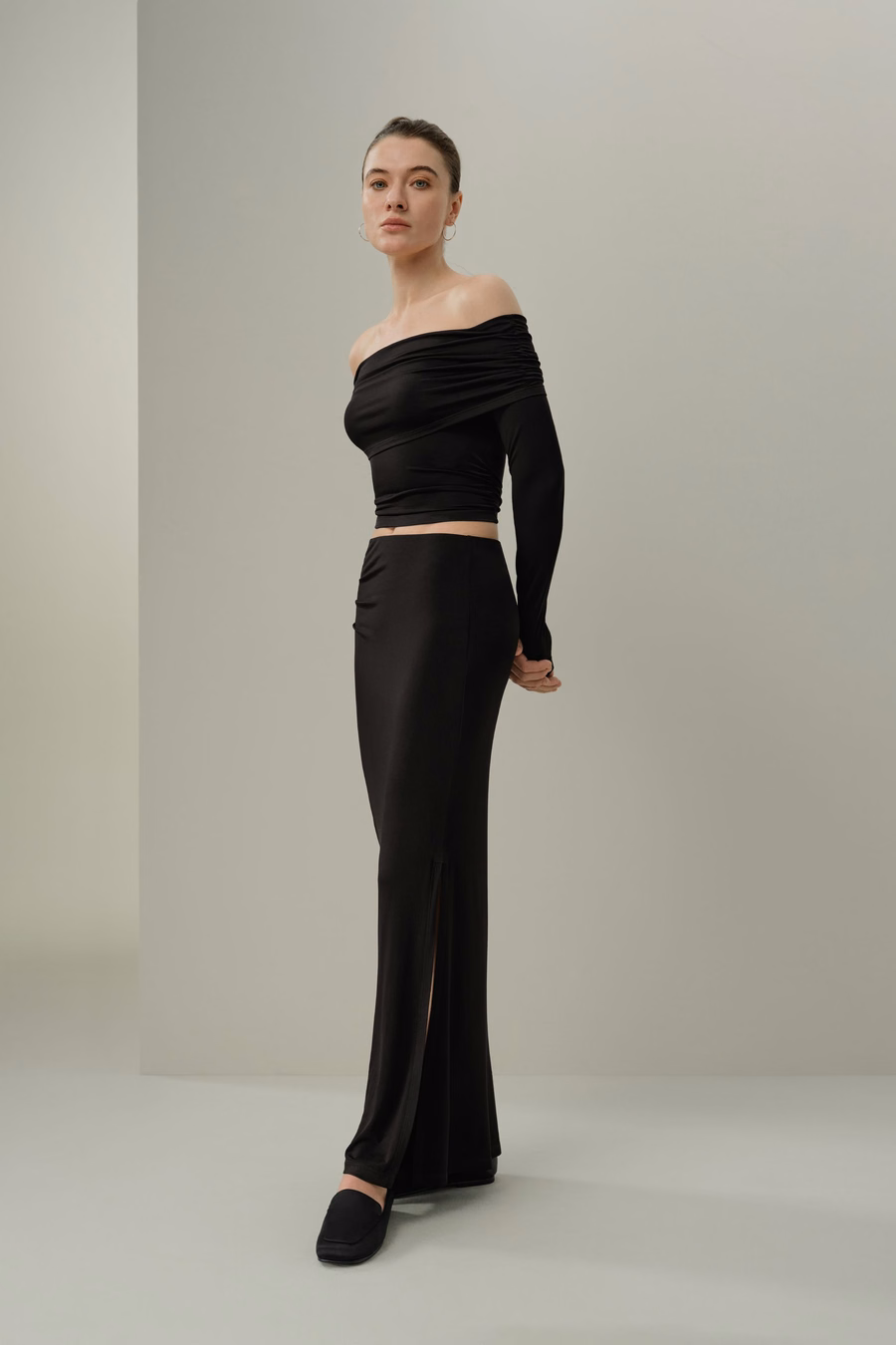 Maglietta a maniche lunghe off-shoulder in jersey di seta Breeze