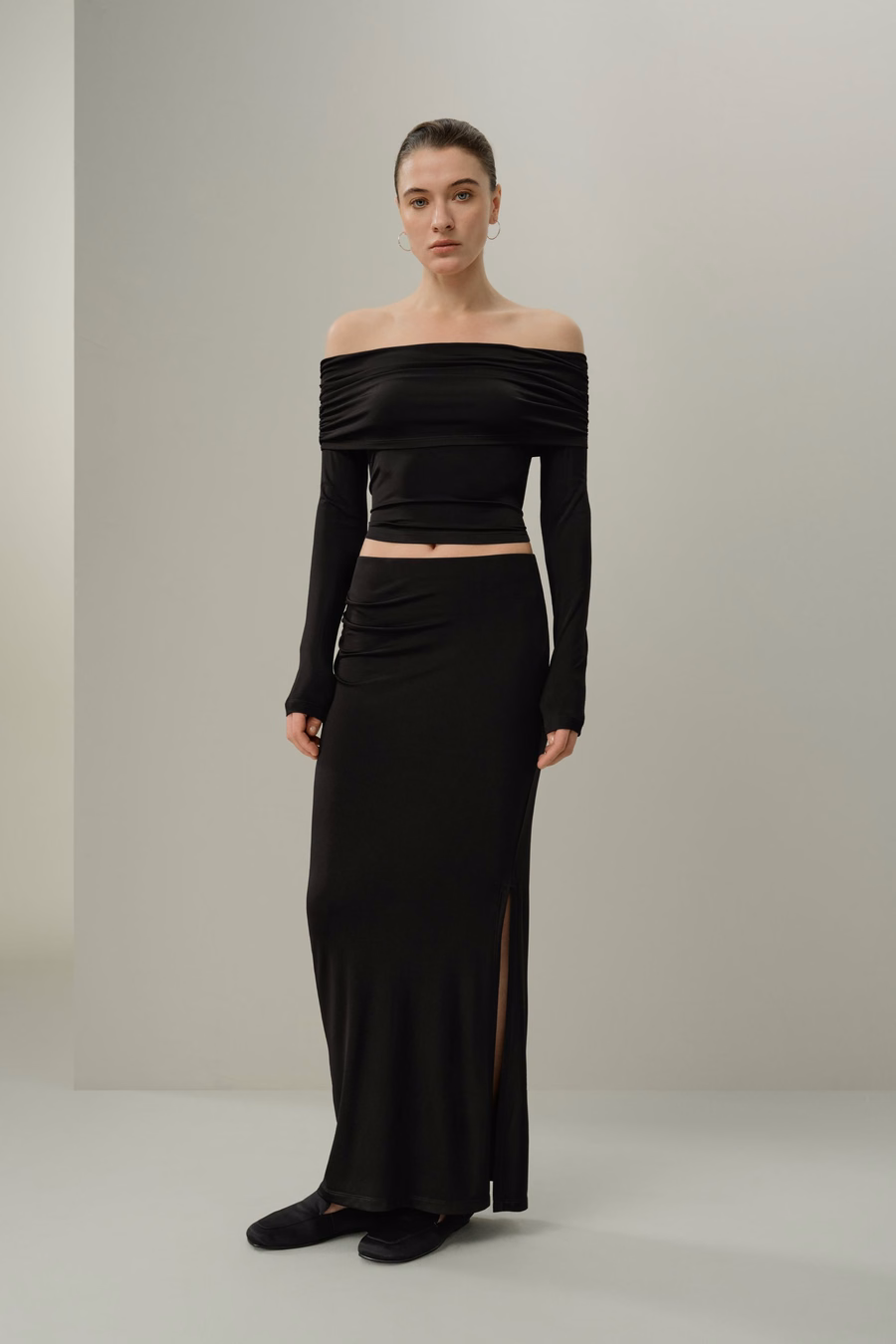 Maglietta a maniche lunghe off-shoulder in jersey di seta Breeze