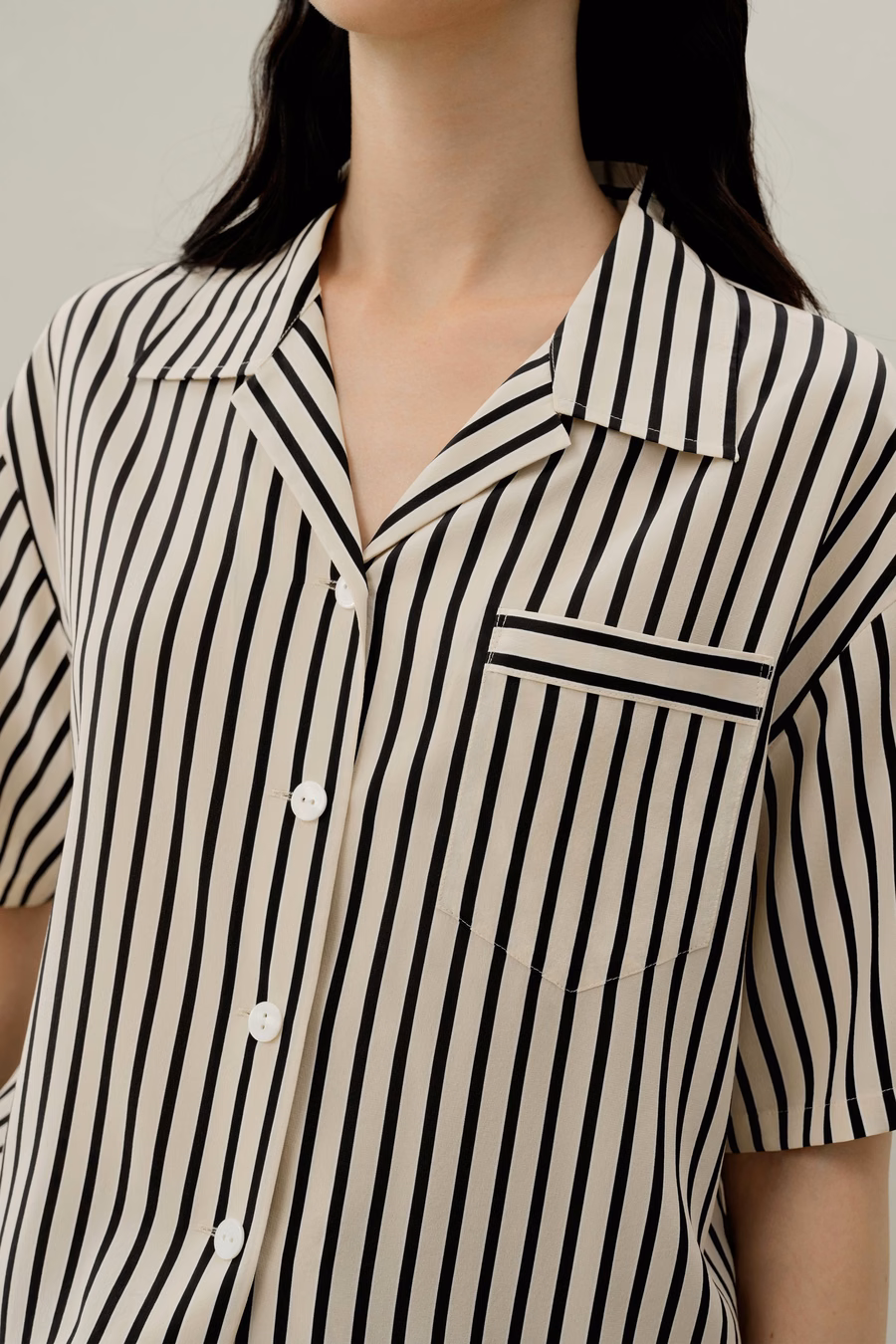Camicia di seta a colletto cubano a righe