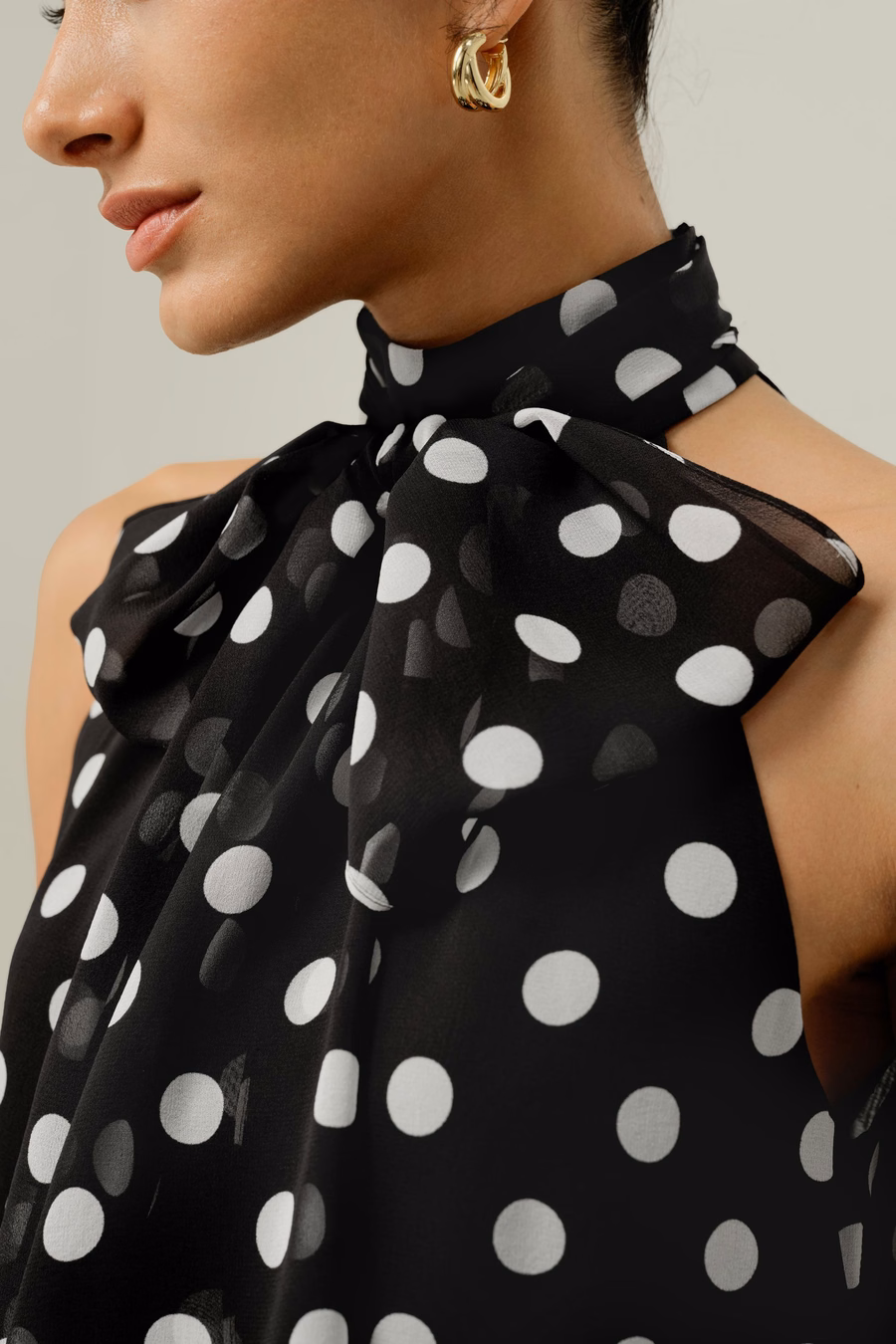 Top in seta georgette convertibile a pois