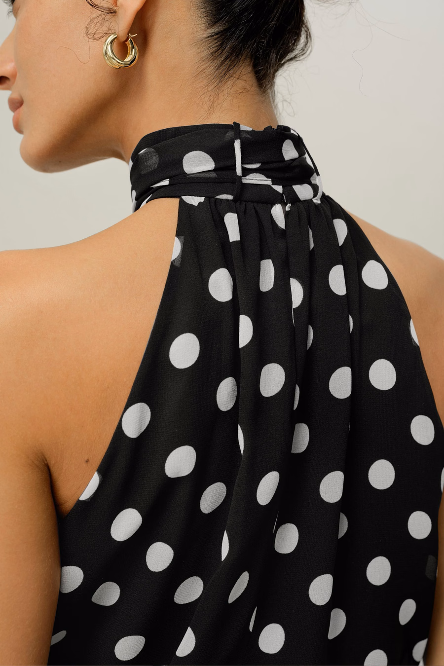 Top in seta georgette convertibile a pois